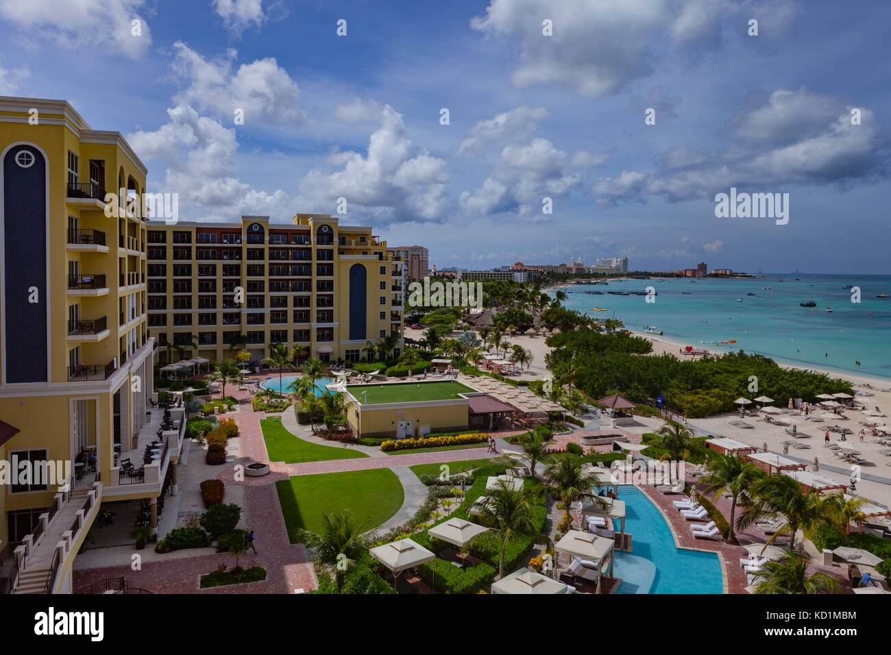 Palm Beach, Aruba - 13. September 2017: Die beliebten Ferienort Palm Beach auf Aruba auf der südlichen Karibik. mehrere Hotels und Boote bei anch Stockfoto