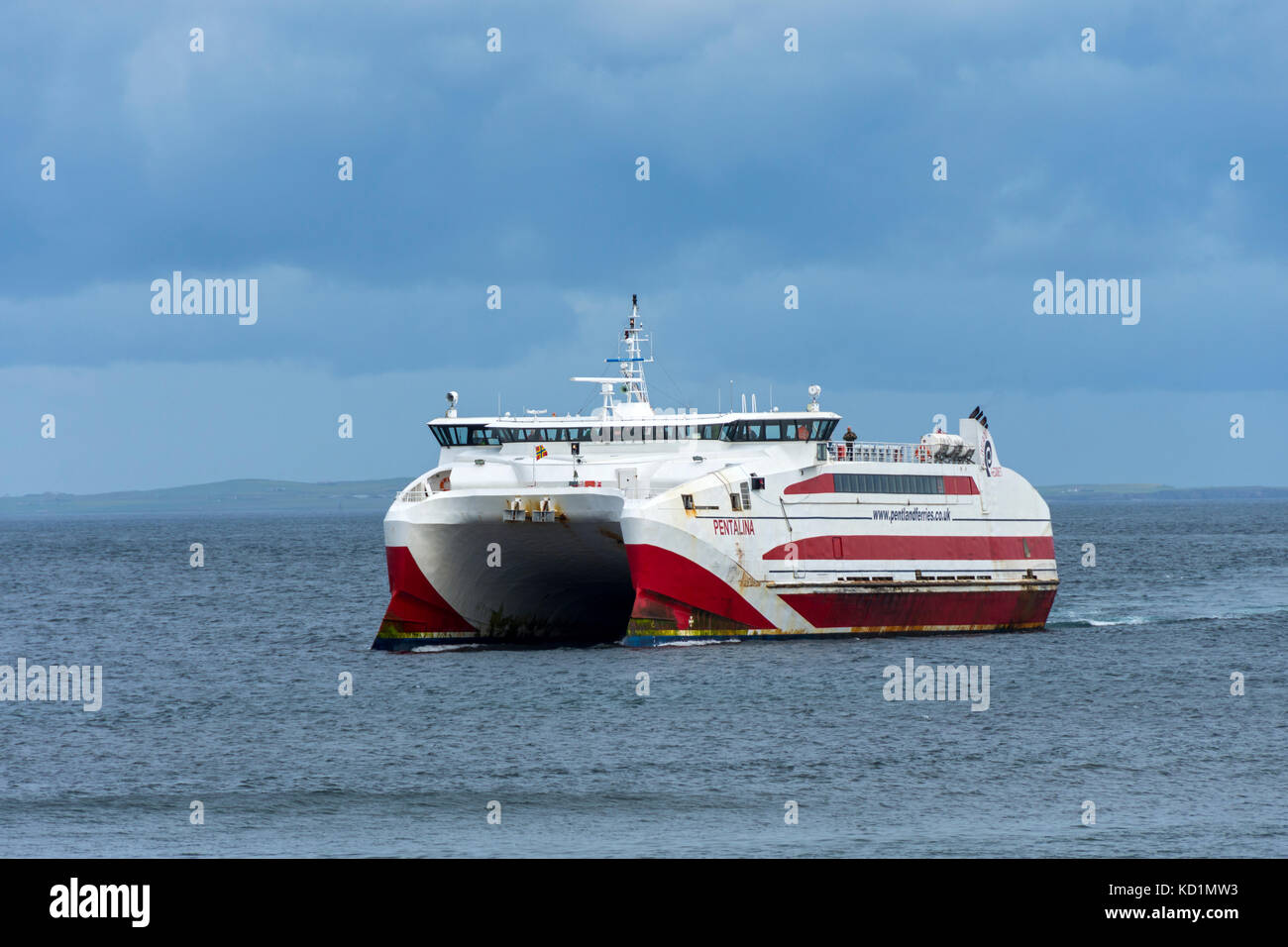 Die Caithness nach Orkney Fähre, der Katamaran 'MV Pentalina' von Pentland Ferries, nähert sich Gills Bay, Caithness, Schottland, Großbritannien Stockfoto