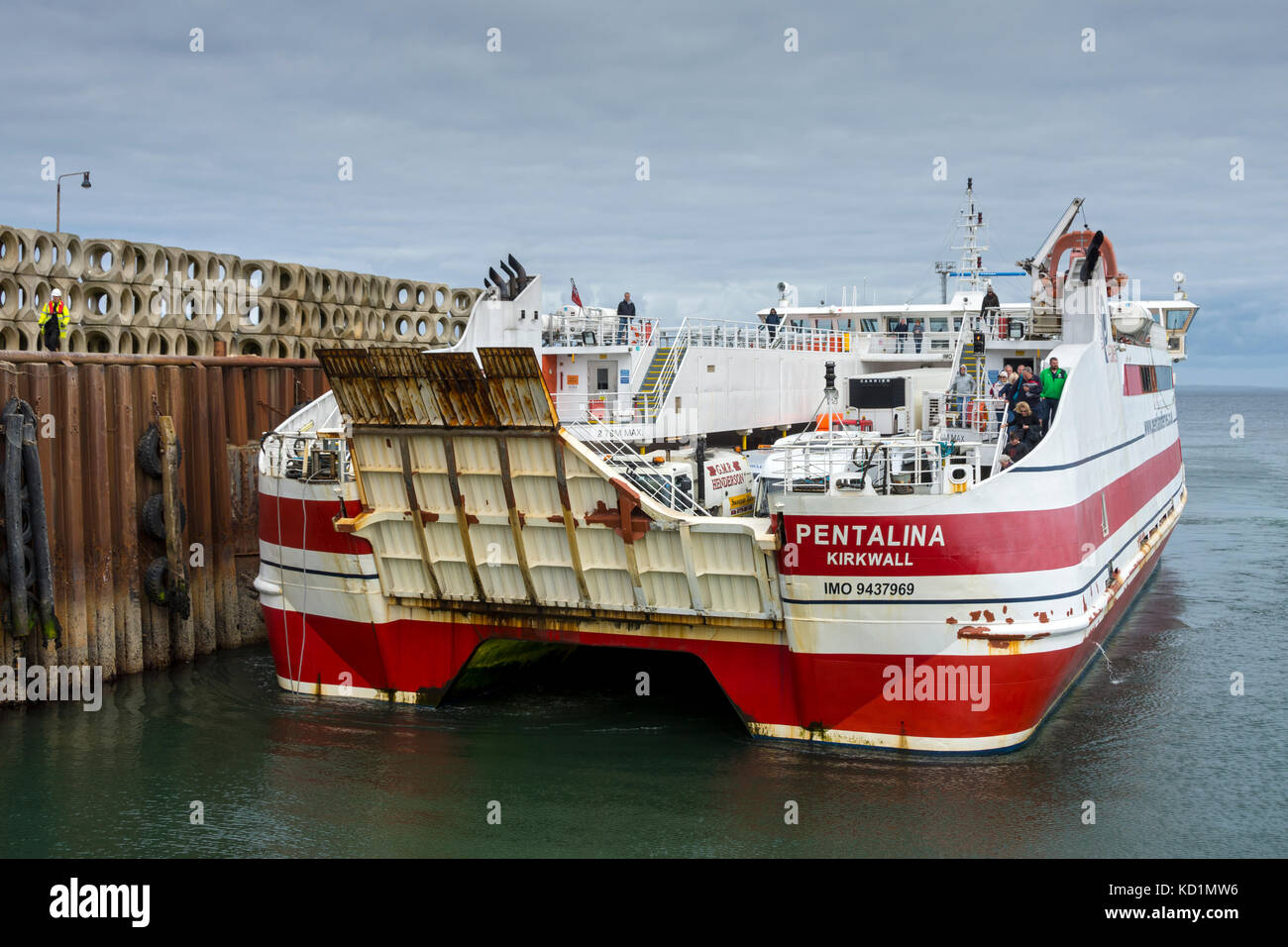 Die Caithness-Orkney-Fähre, der Katamaran 'MV Pentalina' von Pentland Ferries, in Gills Bay, Caithness, Schottland, Großbritannien Stockfoto