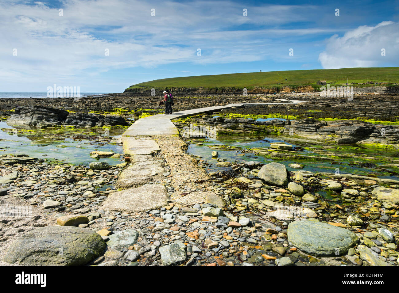Der Damm, der zur Gezeiteninsel Brough of Birsay, Orkney, Schottland, Großbritannien, führt. Stockfoto