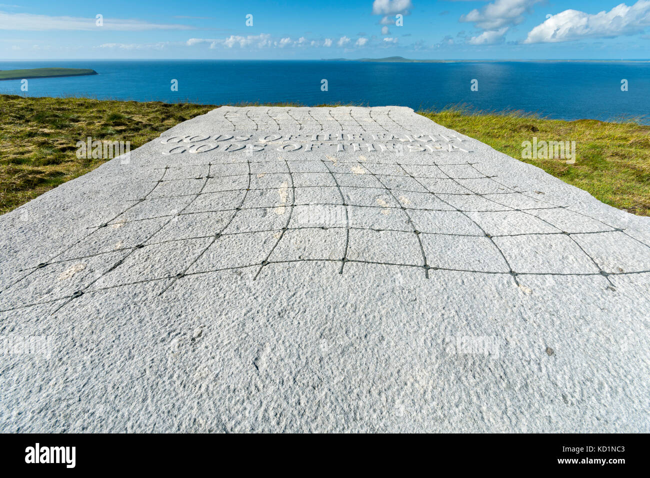 'Götter der Erde, Götter des Meeres", eine Skulptur von Ian Hamilton Finlay. Saviskaill Bay, in der Nähe von Faraclett Head, Rousay, Orkney Inseln, Schottland, Großbritannien. Stockfoto