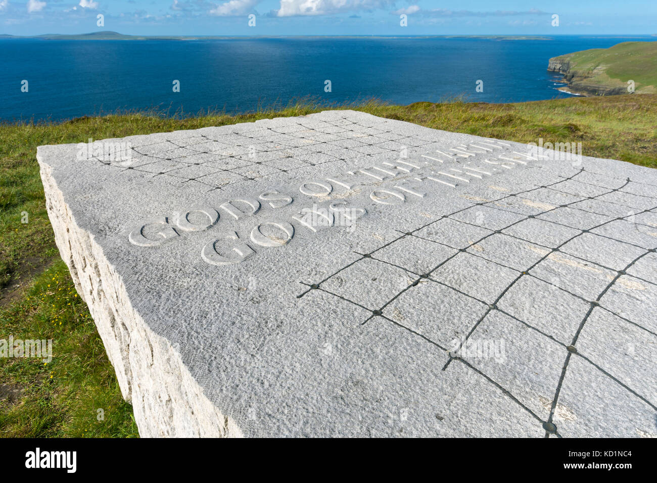 'Götter der Erde, Götter des Meeres", eine Skulptur von Ian Hamilton Finlay. Saviskaill Bay, in der Nähe von Faraclett Head, Rousay, Orkney Inseln, Schottland, Großbritannien. Stockfoto
