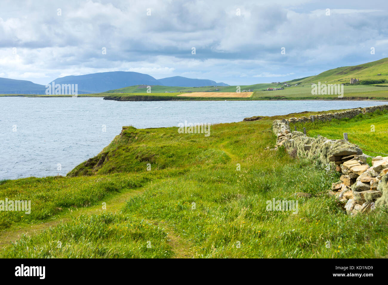 Die Hügel von Hoy über Orphir Bay, in der Nähe von Orphir, Orkney Mainland, Schottland, Großbritannien Stockfoto