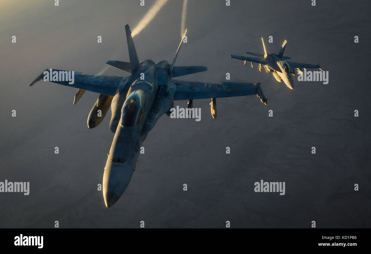 Ein U.S. Navy F/A-18E Super Hornet fährt nach Erhalt Kraftstoff aus einem 340 Expeditionary Air Refuelling Squadron KC-135 Stratotanker Stockfoto