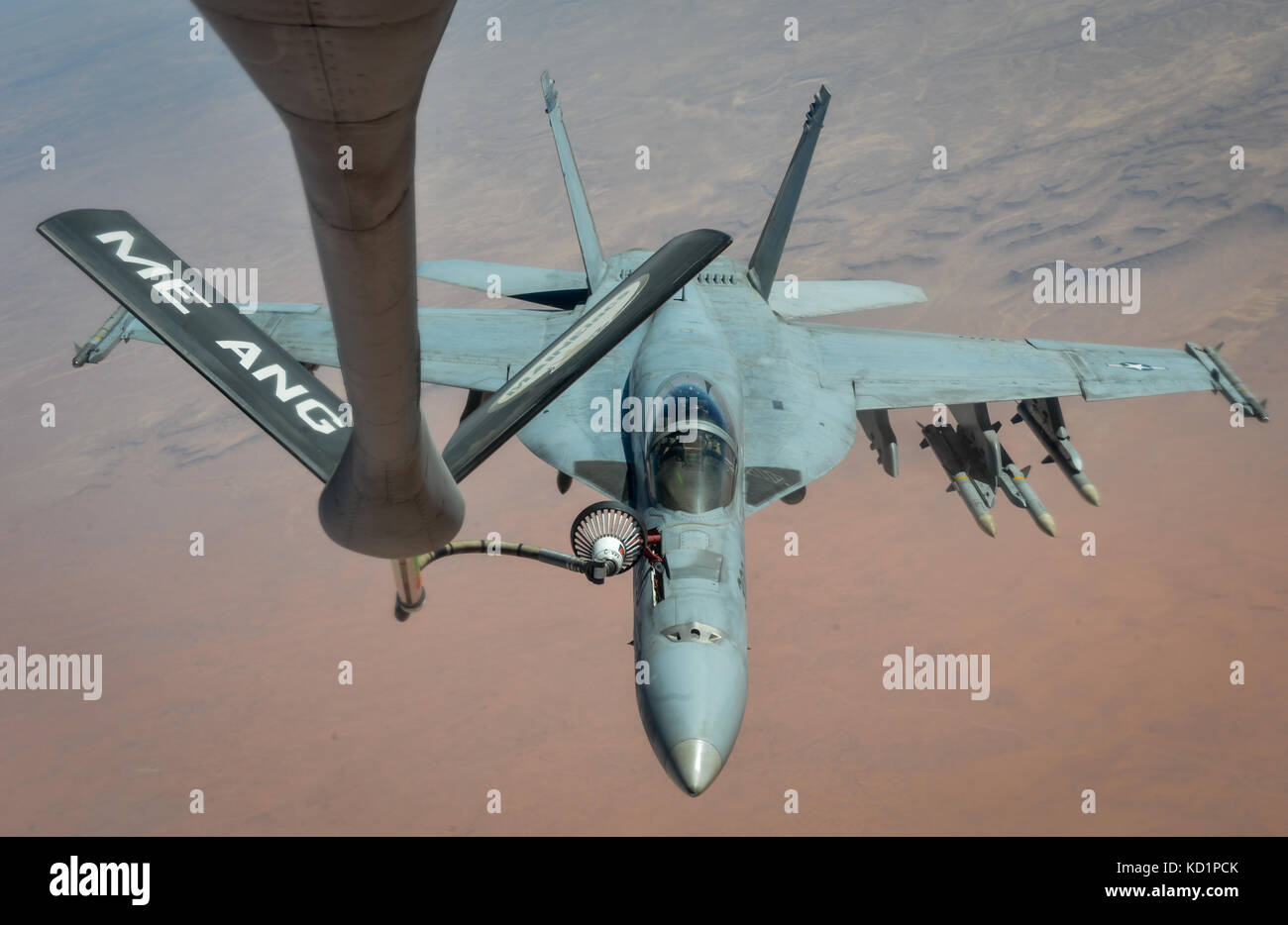 Ein U.S. Navy F/A-18E Super Hornet fährt nach Erhalt Kraftstoff aus einem 340 Expeditionary Air Refuelling Squadron KC-135 Stratotanker Stockfoto