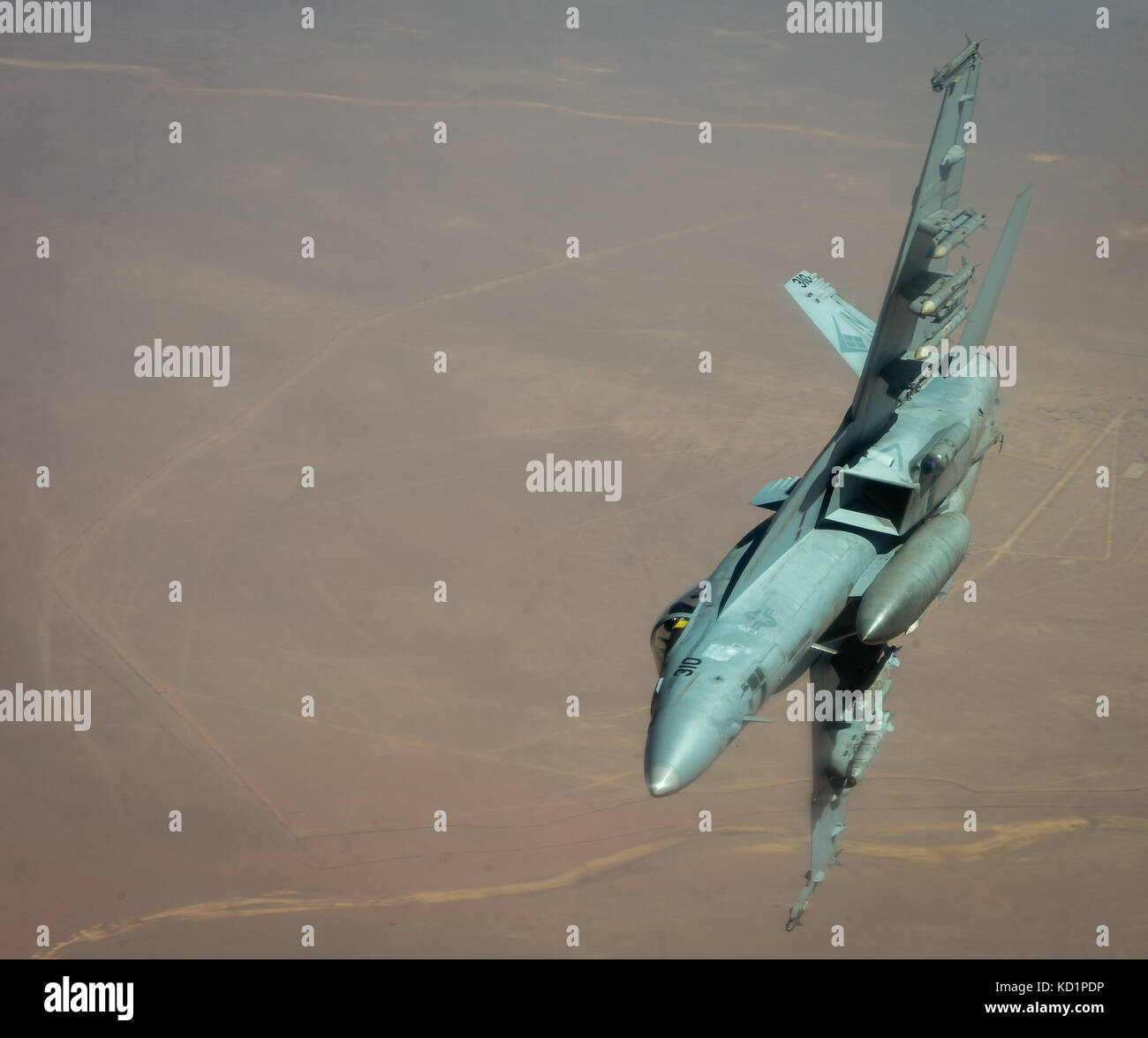 Ein U.S. Navy F/A-18E Super Hornet fährt nach Erhalt Kraftstoff aus einem 340 Expeditionary Air Refuelling Squadron KC-135 Stratotanker Stockfoto