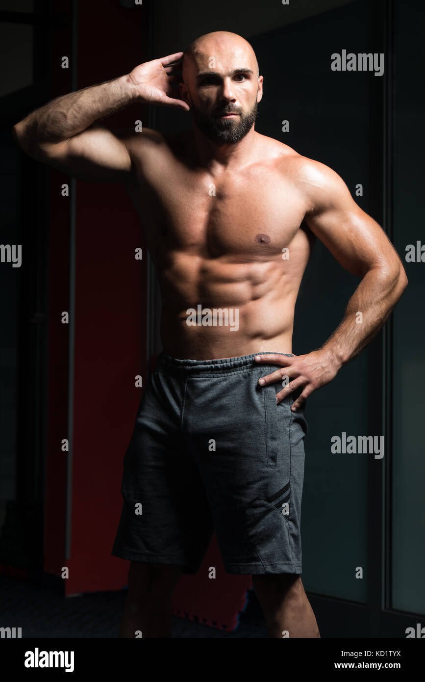Portrait eines jungen Fit körperlich Mann zeigen, dass seine gut ...
