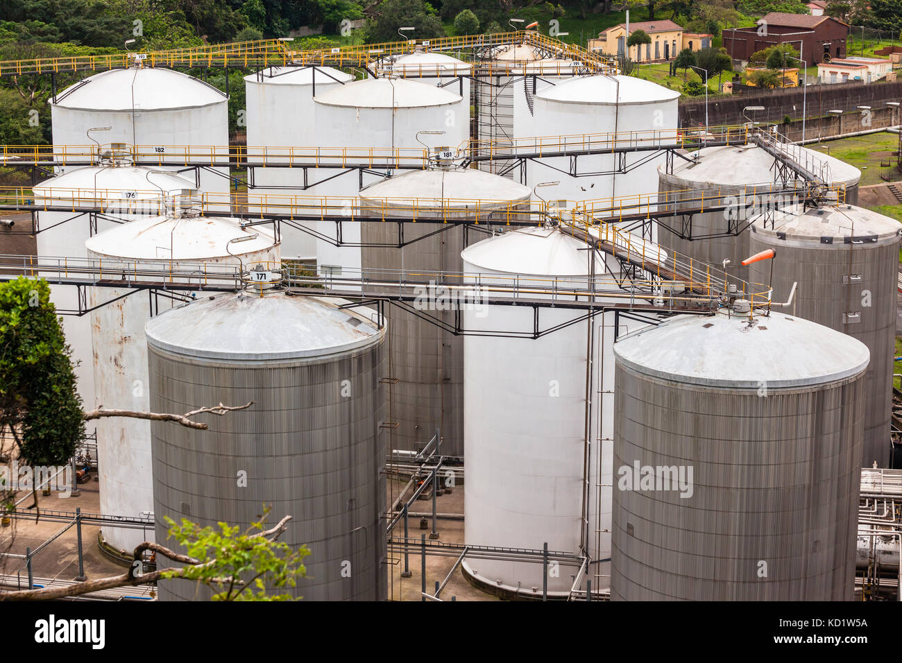 Large oil storage tanks Fotos und Bildmaterial in hoher Auflösung Alamy