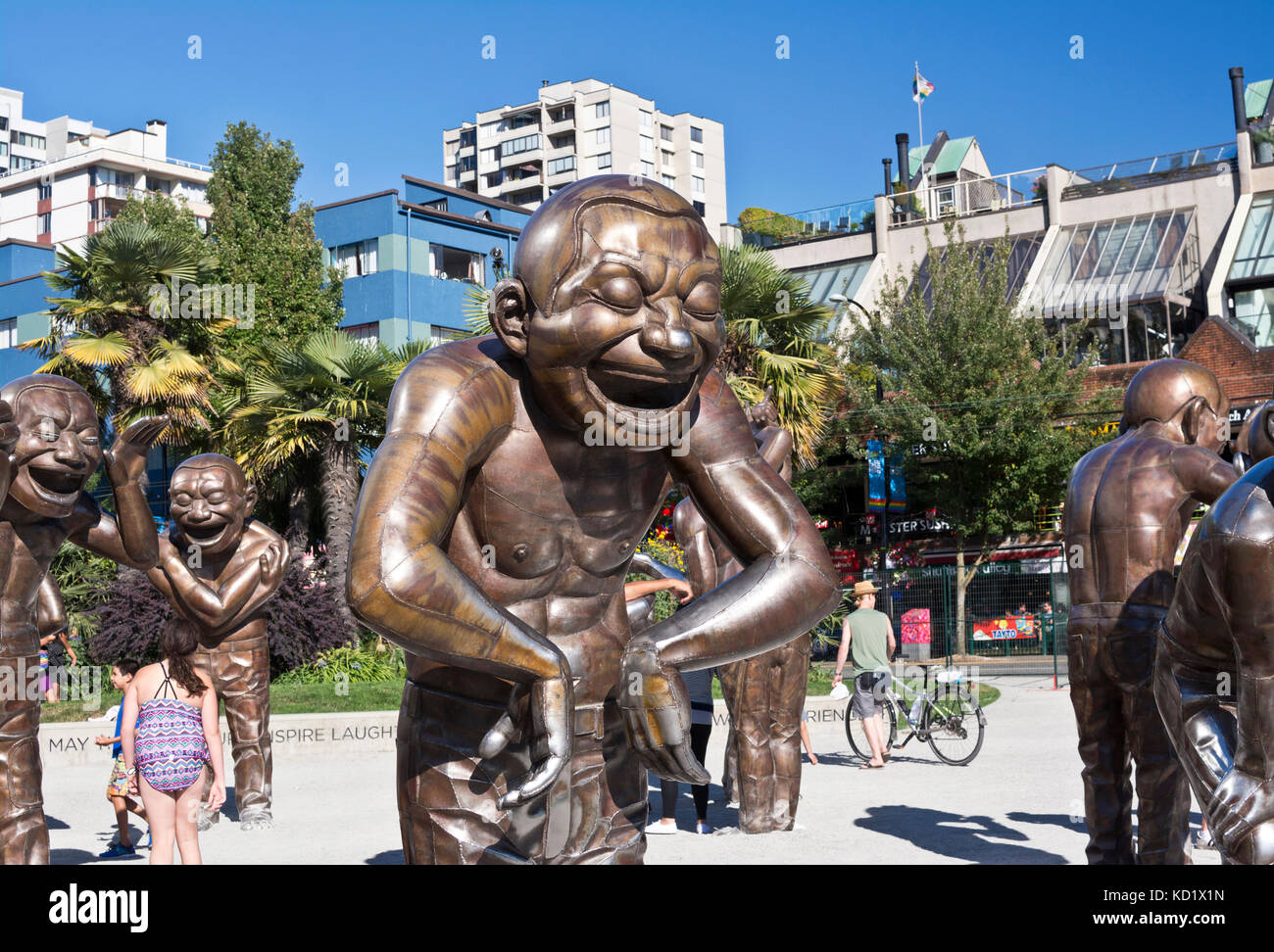 Lachen Männer Statuen, (A-Maze-ing Lachen) von Yue Minjun im Morton Park in der Nähe der English Bay in Vancouver, BC, Kanada. Stockfoto