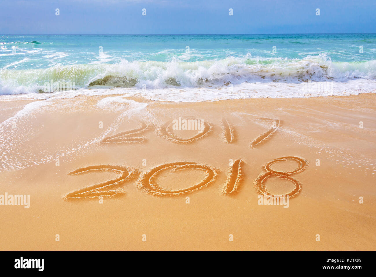 2018 auf dem Sand des Strandes geschrieben, Reisen 2018 neues Jahr Konzept Stockfoto