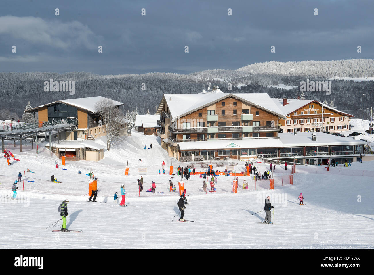 Hotels und Skifahrer an der Basis der telecombi du Mont - Rond, Jura, Ain rhone-alpes, Frankreich Stockfoto
