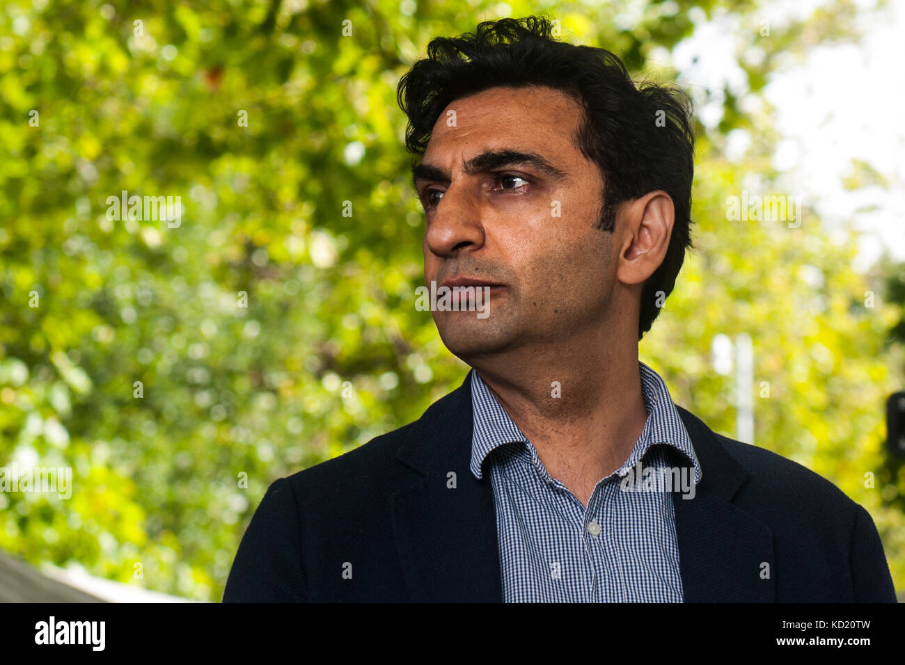 Tahir Abbas besucht einen Fotoauftrag während des Edinburgh International Book Festival am 12. August 2017 in Edinburgh, Schottland. Stockfoto