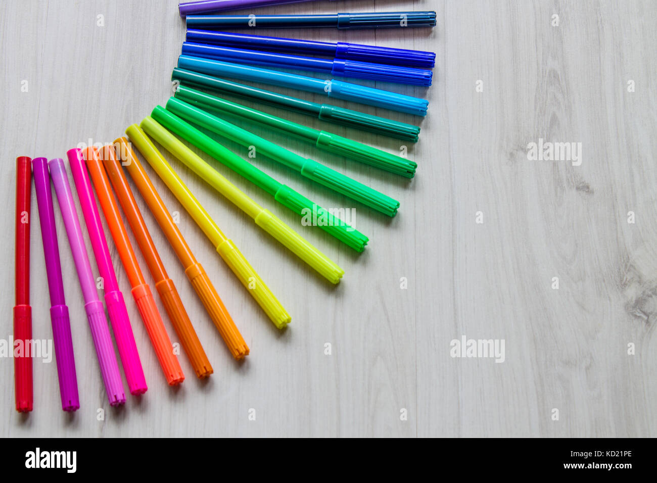 Filzstift auf einer hölzernen Hintergrund in Form der Sonne. Stockfoto