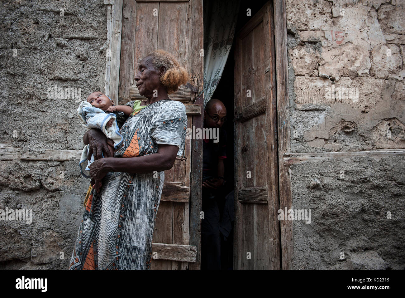Une Grande Mère avec sa Petit fils dans ses Bras à Massawa, mars 2013. Großartige Mutter mit ihrem kleinen Sohn in ihre Arme in Massawa, März 2013. Stockfoto
