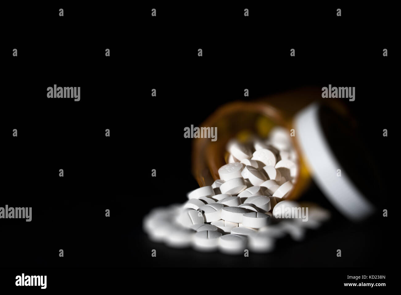 Künstlerisch verschwommenes Bild von oxycodone. oxycodone ist ein starkes opioid Verordnungschmerzstillendes vorsichtig aus Angst vor Missbrauch und Abhängigkeit vorgeschrieben. Stockfoto