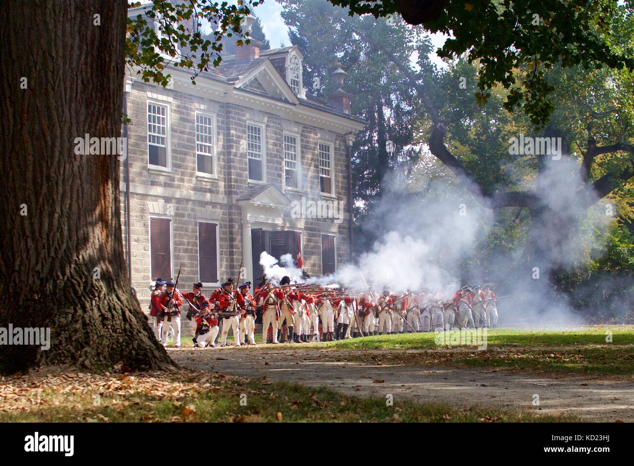 Philadelphia, PA, USA - Oktober 7, 2017: Revolutionäre Krieg Re-enactors Teil in eine Nachstellung der Schlacht von Germantown in Philadelphia. Stockfoto