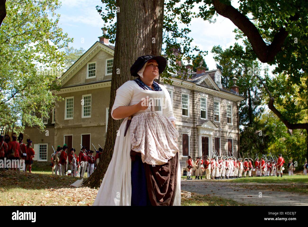 Philadelphia, PA, USA - 7. Oktober 2017 - Eine weibliche Lager Anhänger nimmt Teil an eine Nachstellung der Schlacht von Germantown auf der 240. Jahrestag. Stockfoto