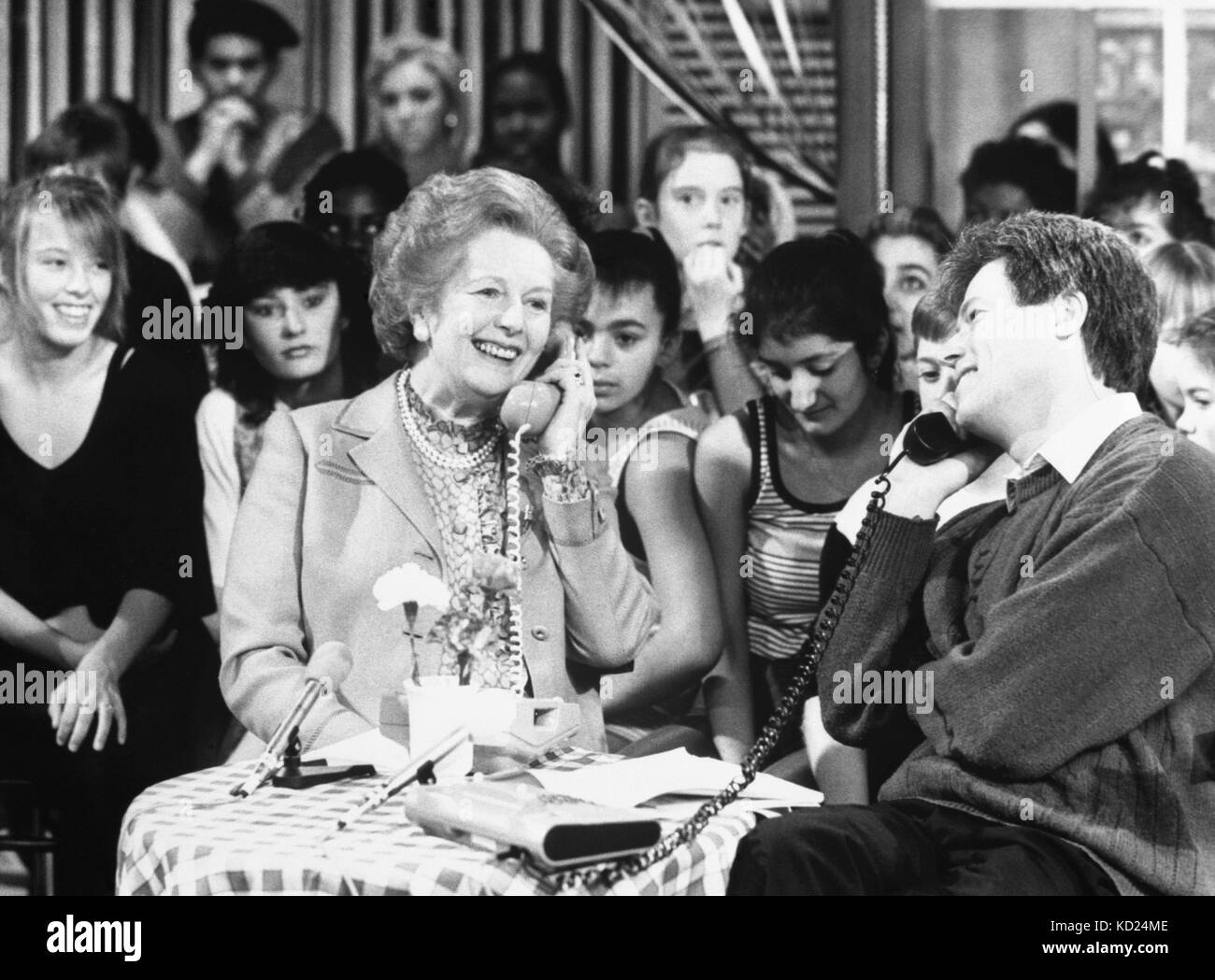 Am 10. Oktober 0001 wurde ein Foto vom 10. Oktober 01/1987 von der damaligen Premierministerin Margaret Thatcher, die an einem Telefonat im Saturday Superstore der BBC mit dem Moderator John Craven teilnahm. Später beurteilte sie Musikvideos auf dem Pop-Panel der Sendung. Stockfoto