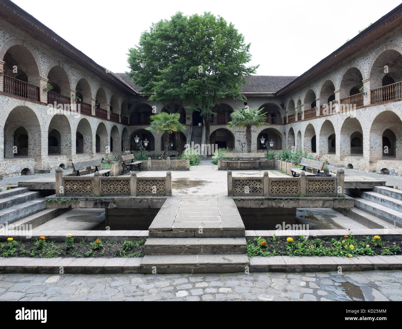 Sheki, Aserbaidschan - 21. Mai 2017: Blick auf den Innenhof der Karawanserei, Denkmalschutz vom 18.-19. Jahrhundert Stockfoto
