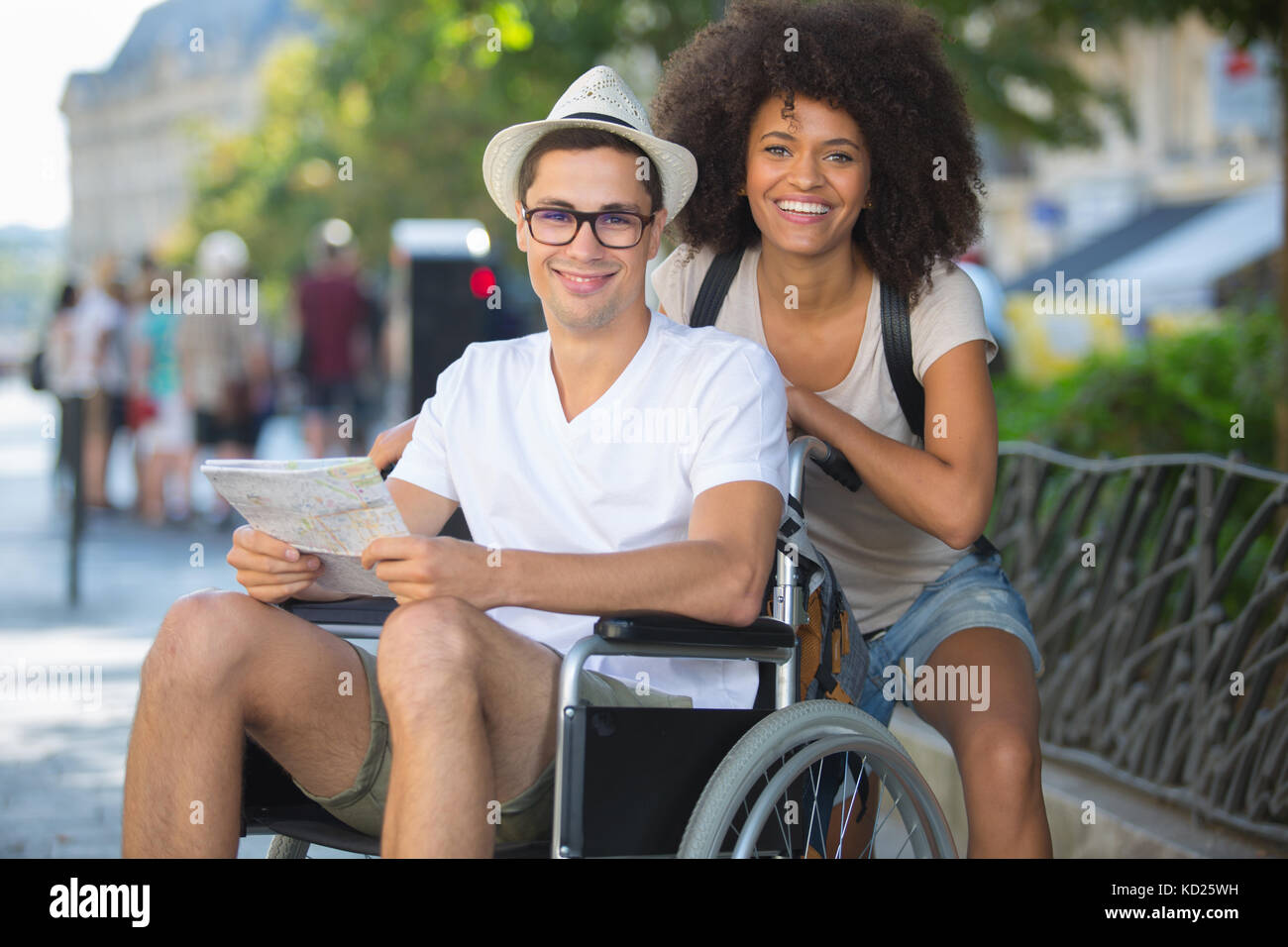 Behinderte Menschen im Rollstuhl und Freundin auf Urlaub Stockfoto