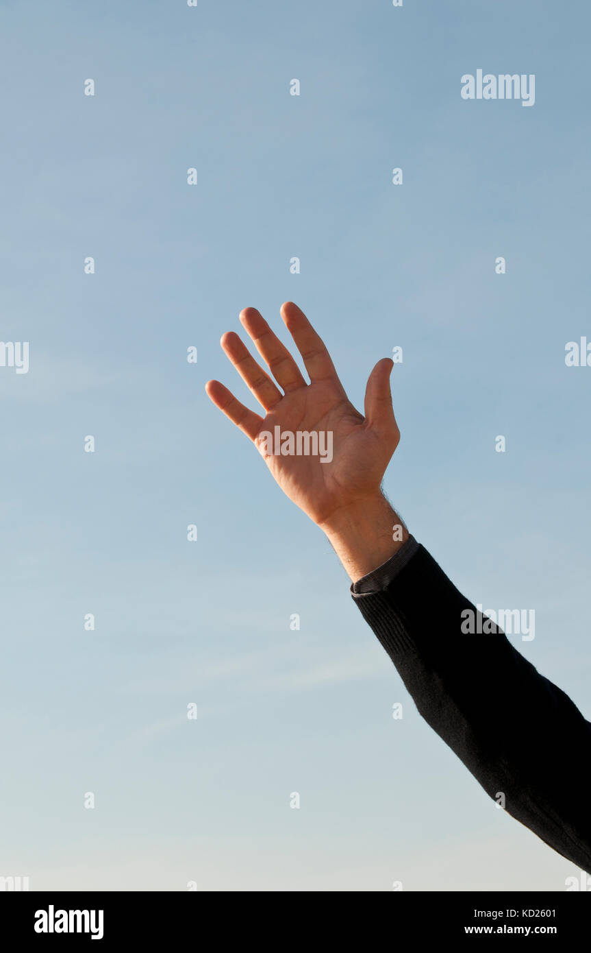 Nahaufnahme eines Menschen Hand Waving Goodbye im Freien Stockfoto