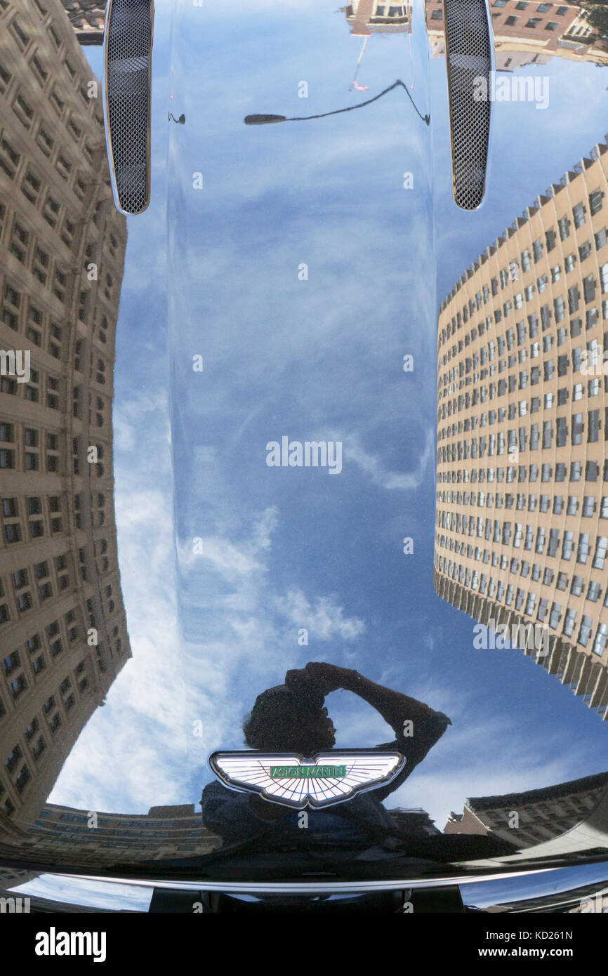 Die Motorhaube und das Logo von a2017 schwarz Aston Martin am Waverly Place in Greenwich Village, Manhattan, New York City geparkt Stockfoto