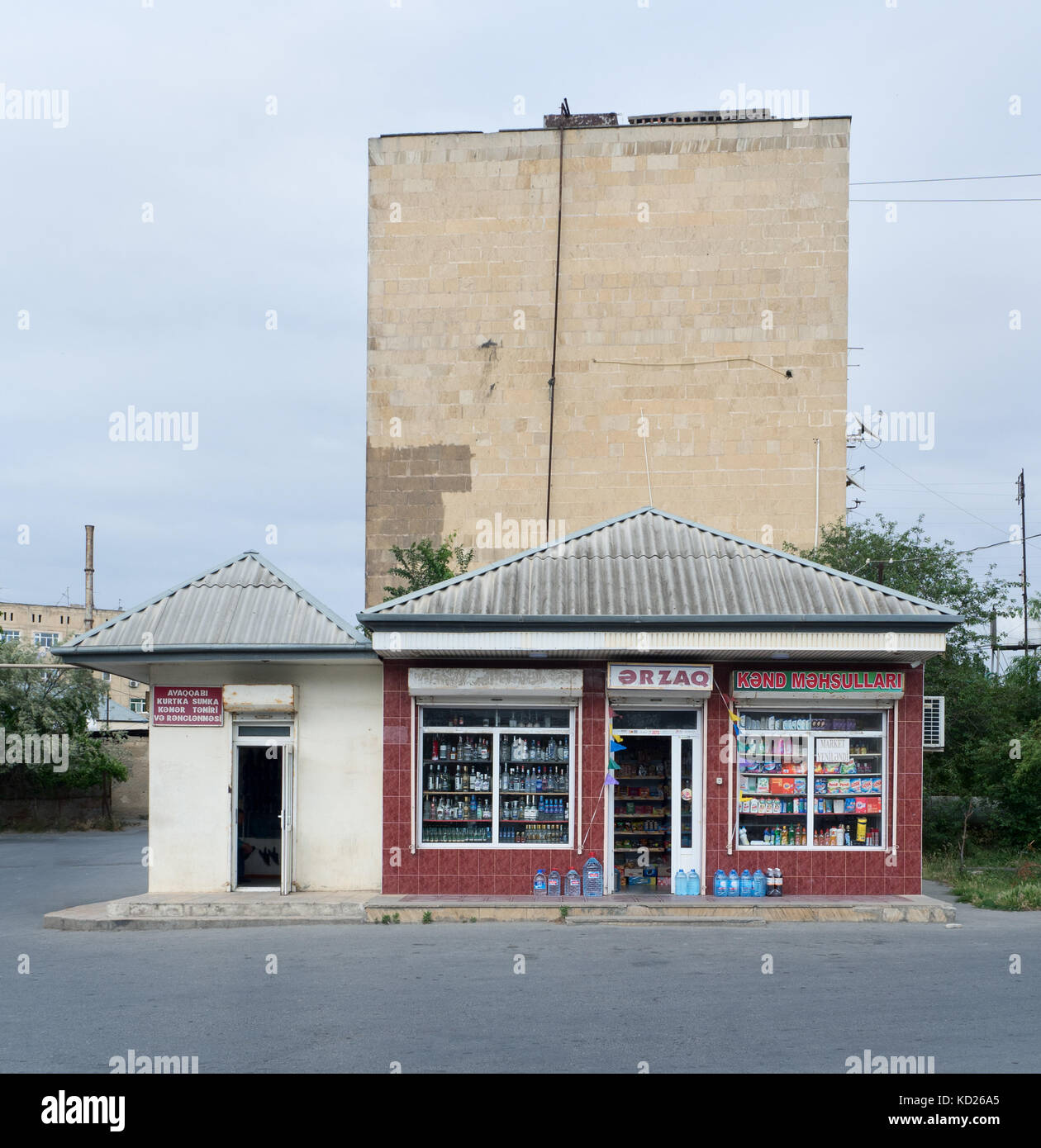 Baku, Aserbaidschan, 23. Mai 2017: Lebensmittelgeschäft Windows in einem Vorort von Baku Stockfoto