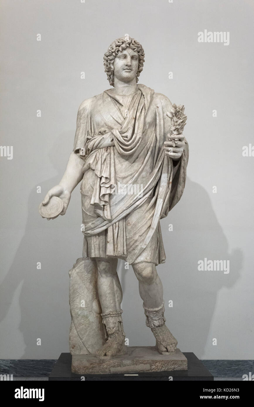Neapel. Italien. Farnese Lar, kolossalen Römische Statue, 2. Jahrhundert n. Chr., von den Caracalla-thermen. Museo Archeologico Nazionale di Napoli. Lare Stockfoto