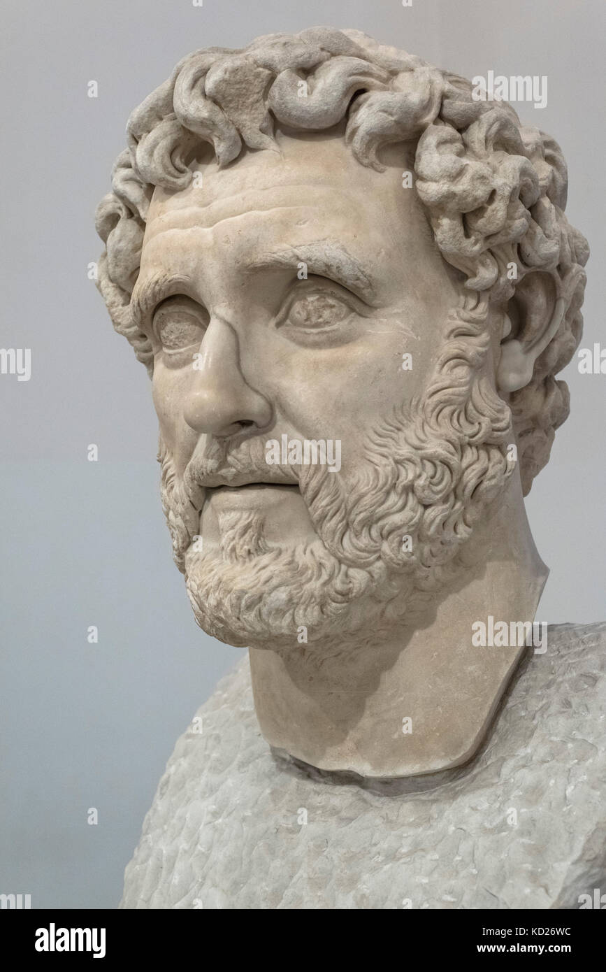 Neapel. Italien. Kolossalen Kopf Porträt des Römischen Kaiser Antoninus Pius (Regierungszeit: 138-161 AD). Museo Archeologico Nazionale di Napoli. Stockfoto