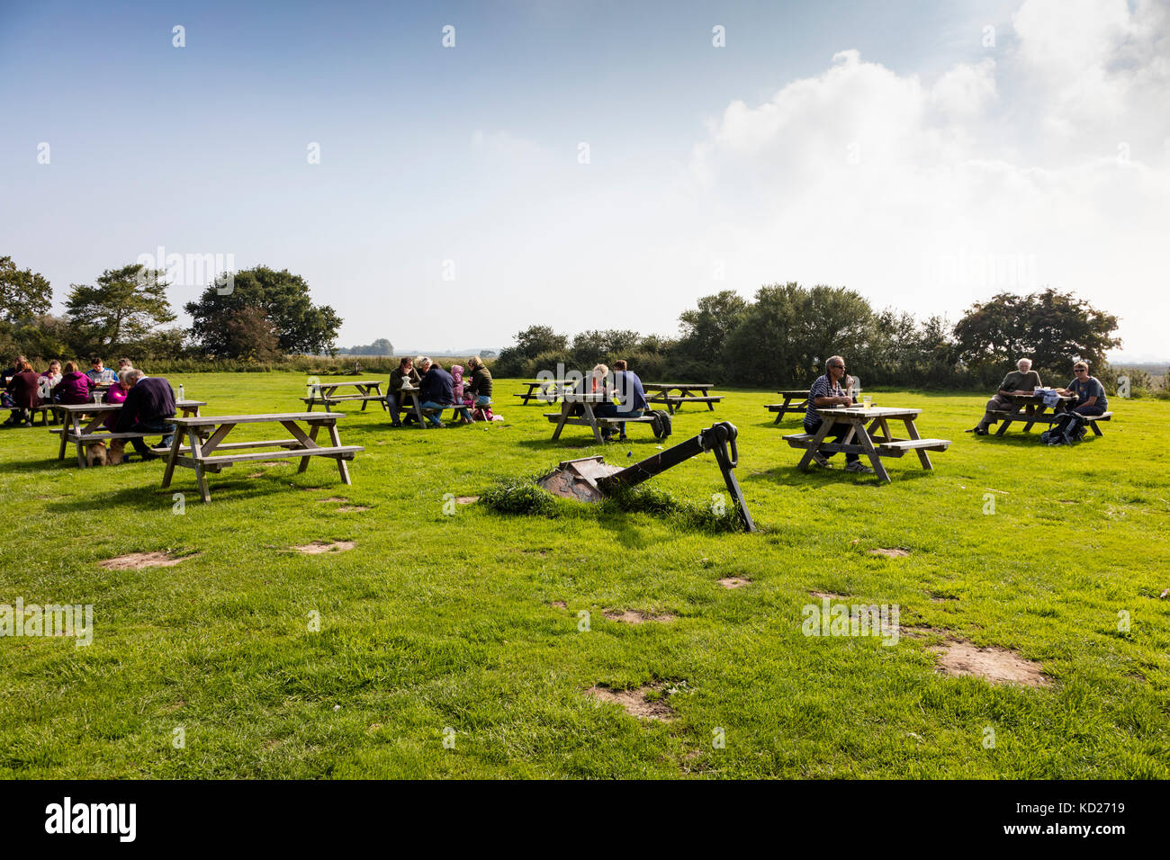 Ein traditionelles Pub in der Nähe von Norfolk horsey, die Nelson Kopf, mit einem roten Telefonzelle außerhalb und Kunden auf Bänken, Norfolk, Großbritannien Stockfoto