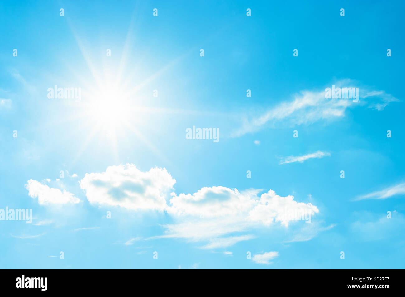 Sun und bewölkter Himmel Stockfoto