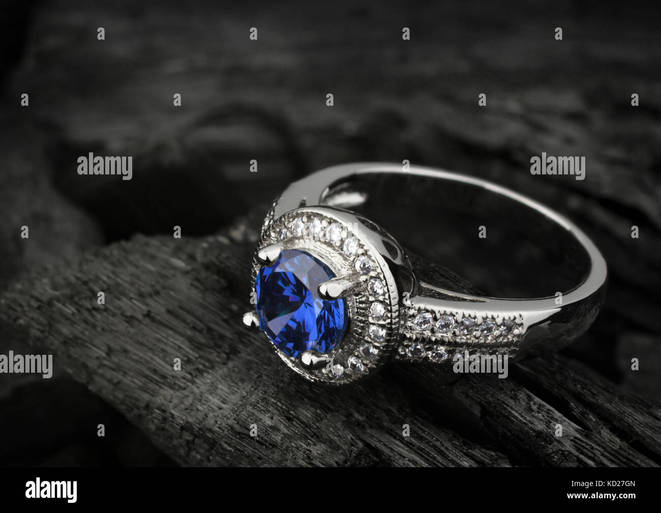 Schmuck Ring mit großen blauen sapphir auf schwarzer Kohle Hintergrund Stockfoto