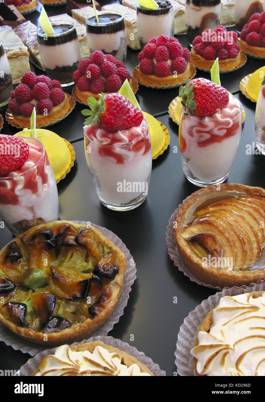 Französische Kuchen und Desserts in der Konditorei. Stockfoto