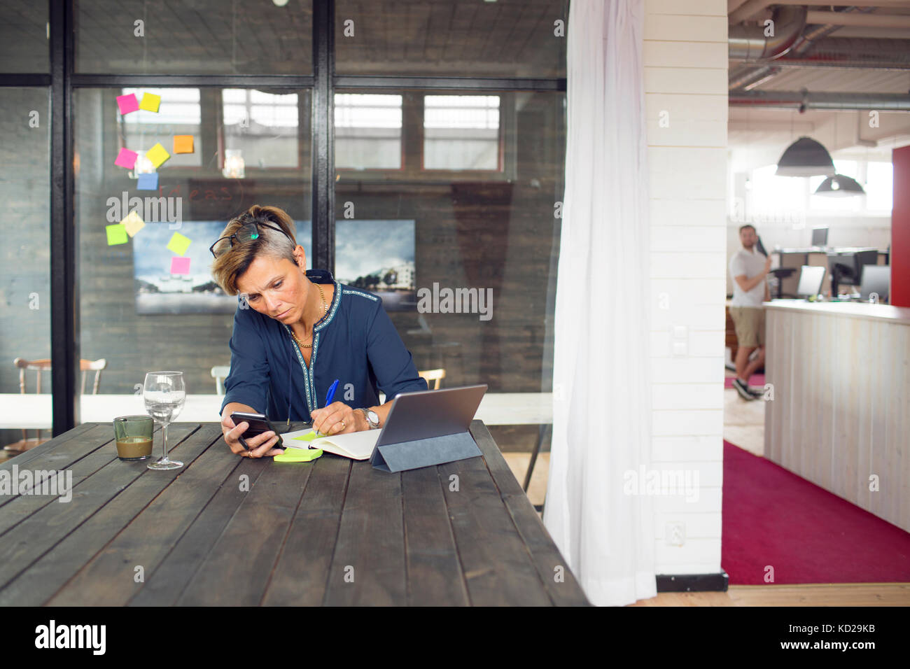 Frau texting von Tabelle Stockfoto