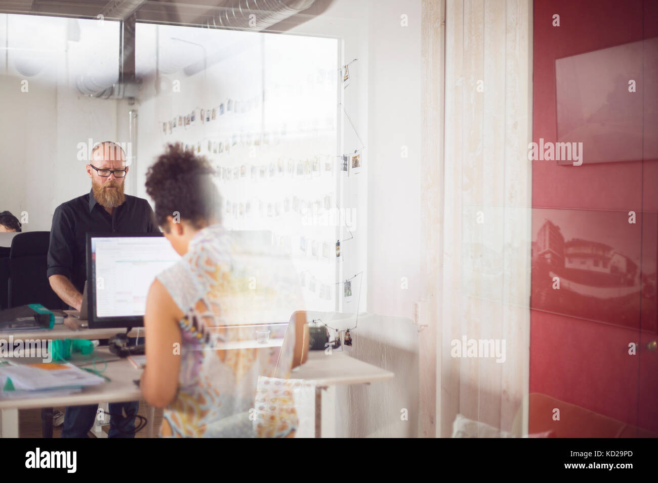 Mann und Frau im Büro Stockfoto