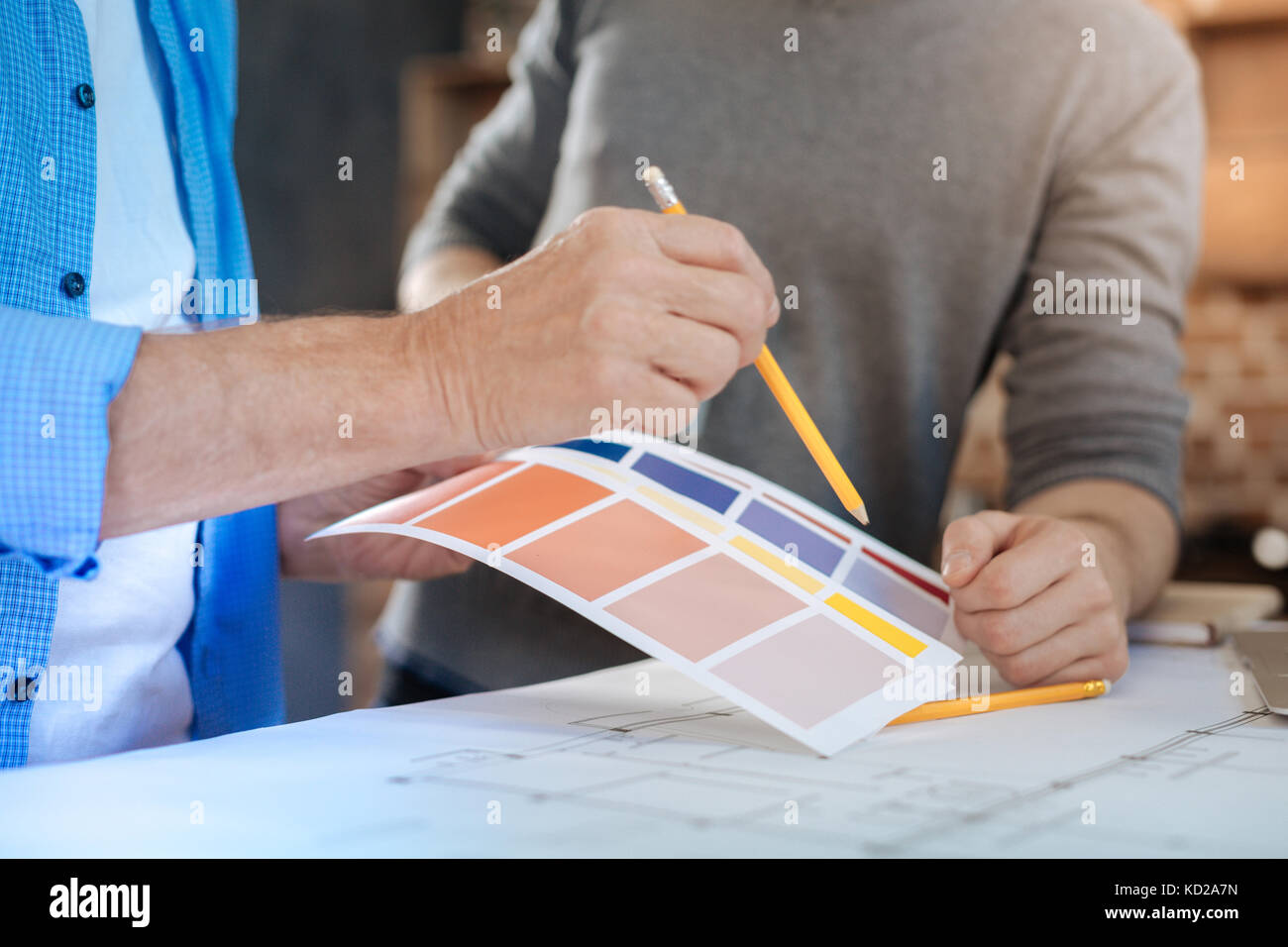 Männliche Hände im Color Chart zeigen mit einem Bleistift Stockfoto