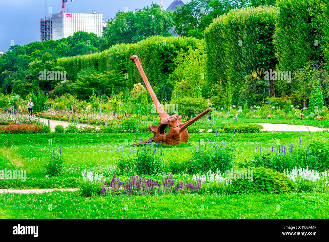 Ein riesiger verrosteter Anker ist ein Kunststück im Jardin des plantes in Paris, Frankreich Stockfoto