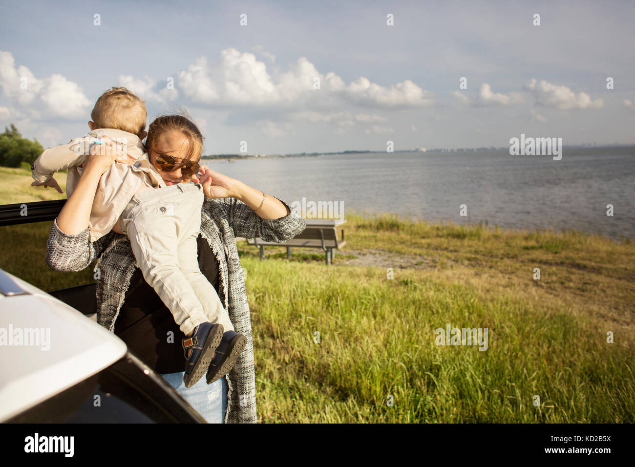 Mutter mit Sohn (18-23 Monate) durch das Meer Stockfoto