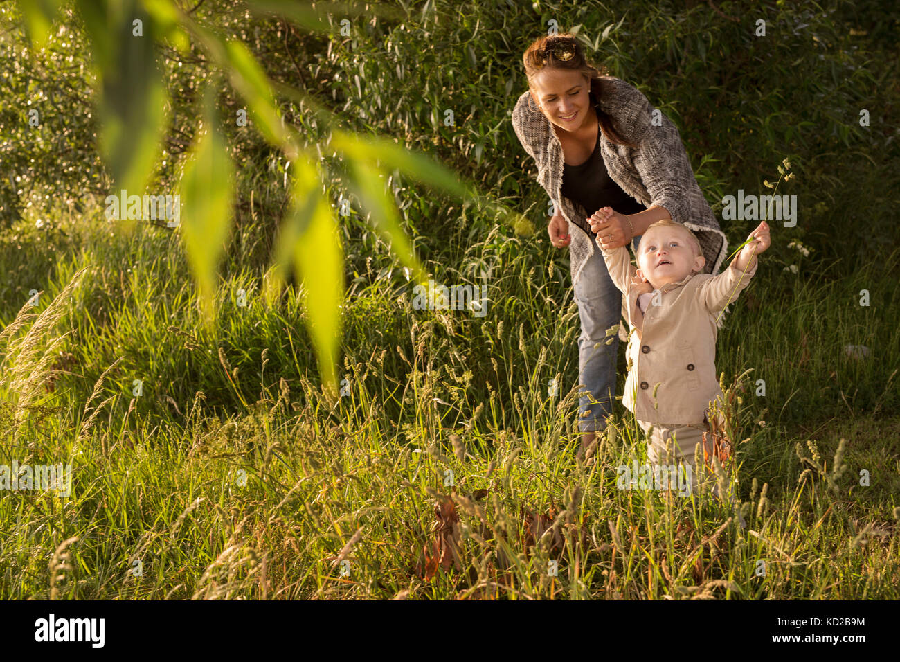 Mutter mit Sohn (18-23 Monate) stehen, Baum Stockfoto