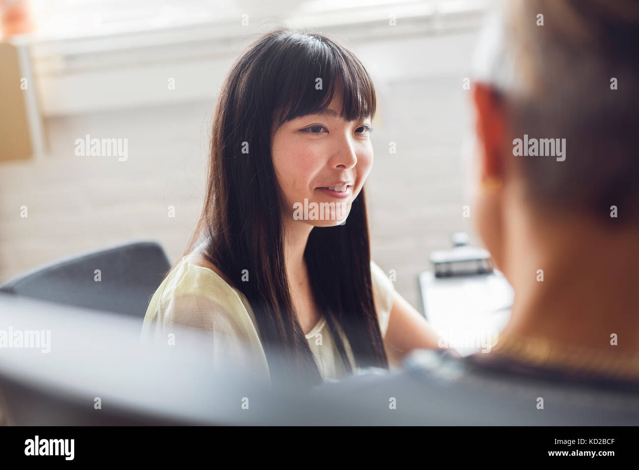 Mann und Frau im Gespräch im Büro Stockfoto