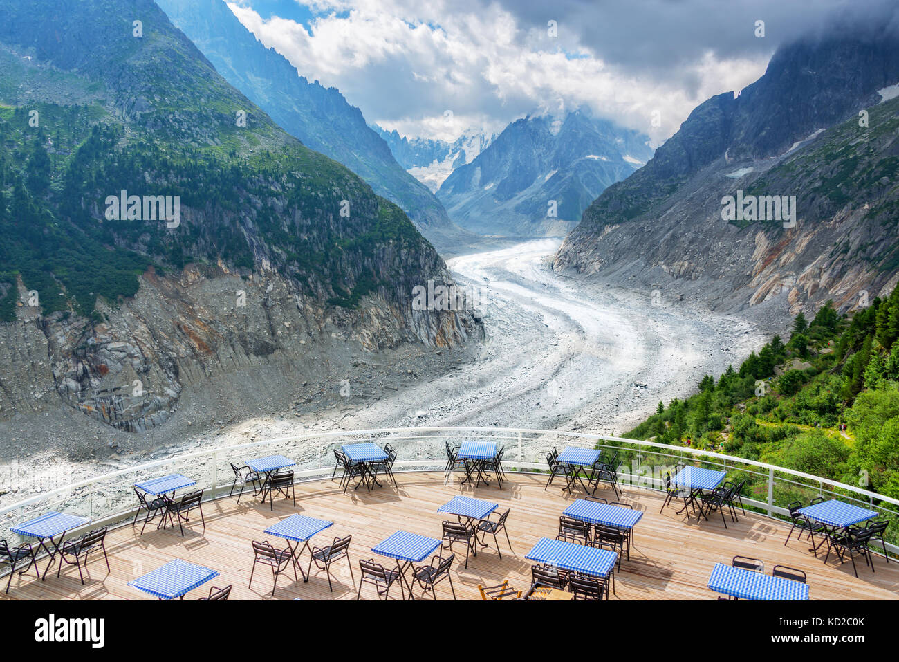 Panorama Café Terrasse mit Aussicht auf den Gletscher Mer de Glace in Chamonix Mont Blanc Massiv, die Alpen, Frankreich Stockfoto
