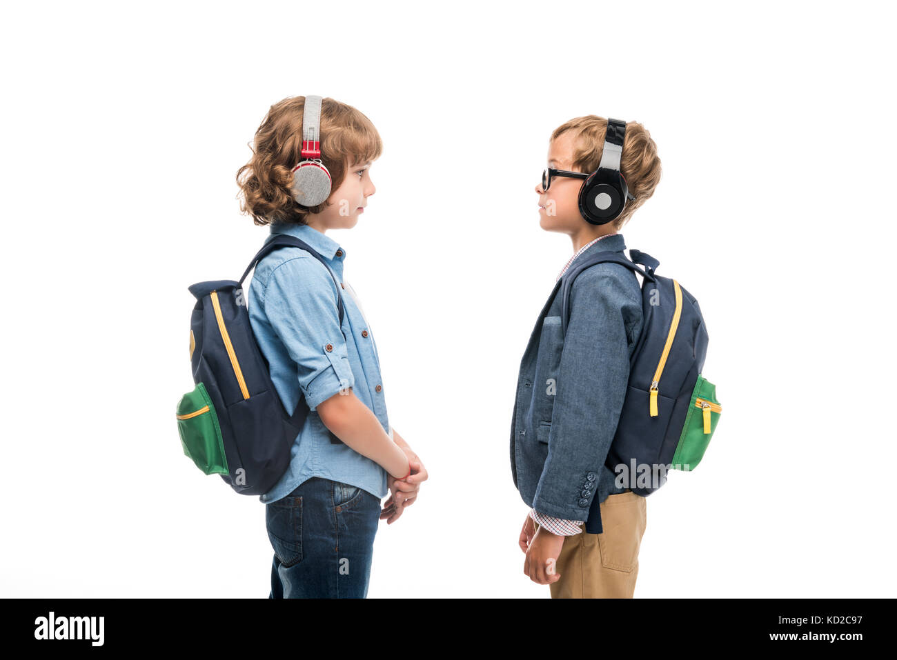 Schüler mit Rucksäcken und Kopfhörer Stockfoto