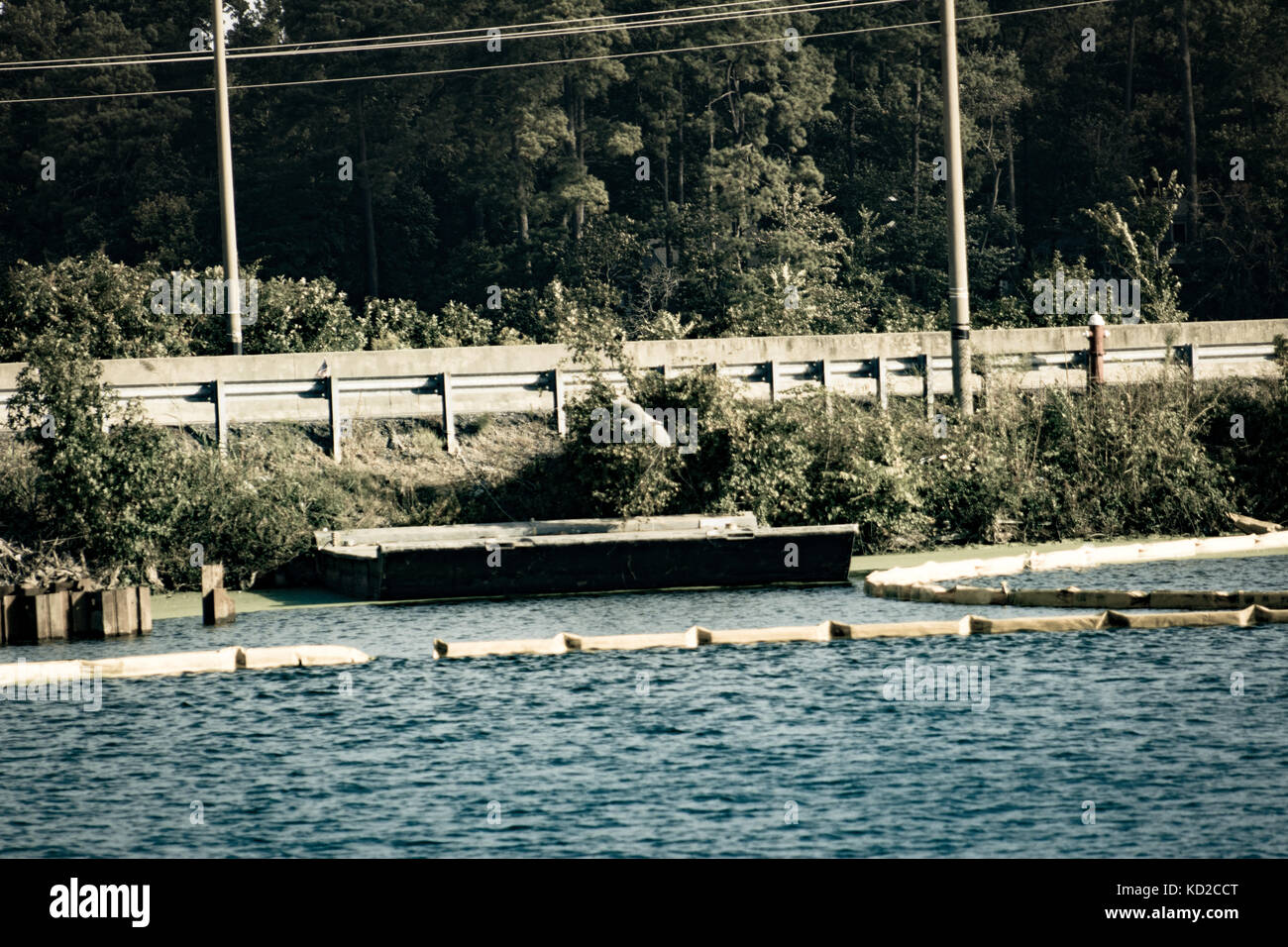 Das ruhige Wasser von der Autobahn Stockfoto