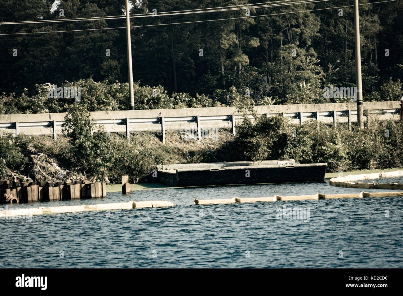 Das ruhige Wasser von der Autobahn Stockfoto