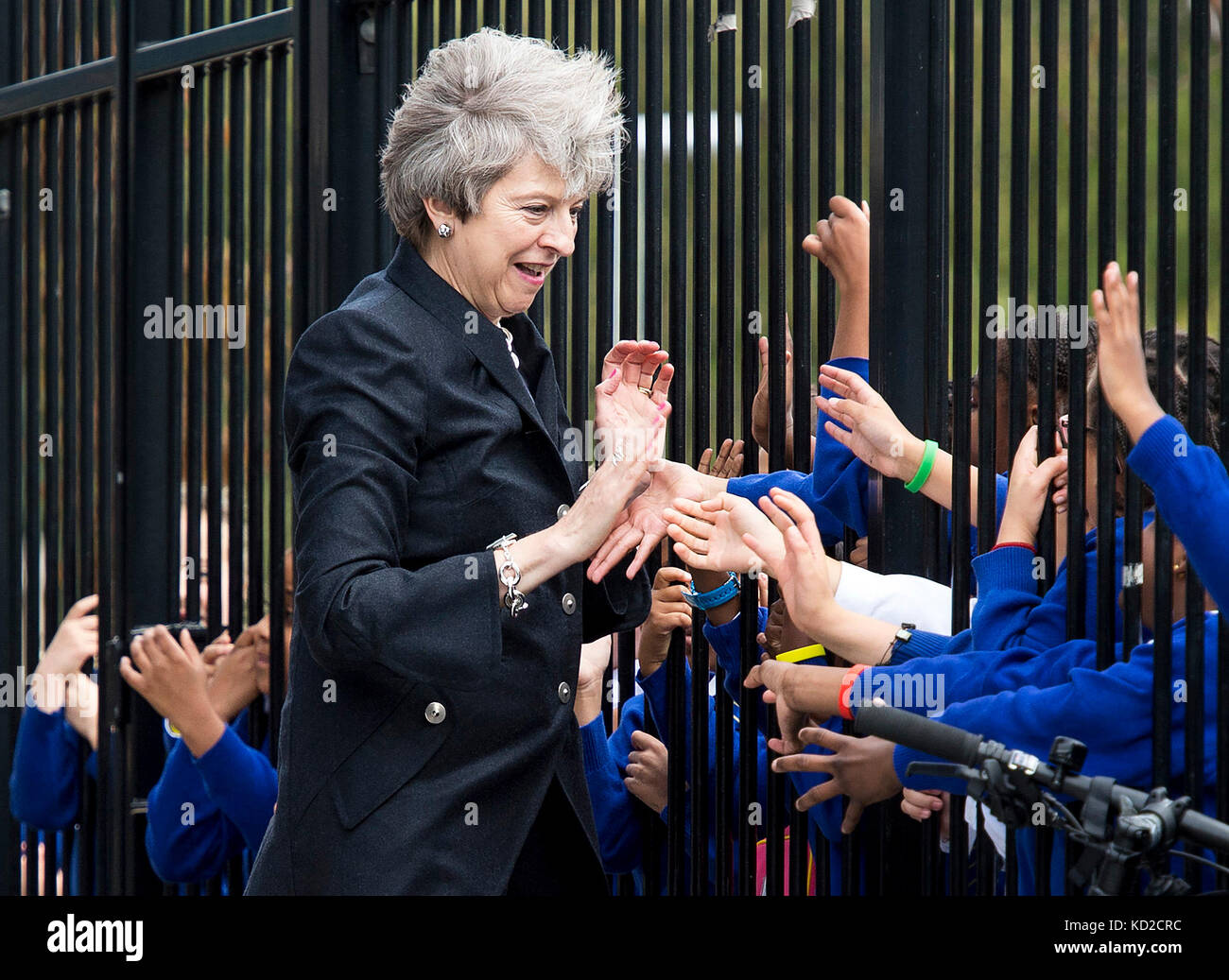 Bis 2230 Montag, 9. Oktober Premierminister Theresa durch die Schülerinnen und Schüler bei einem Besuch in der dunraven Schule in streatham, London begrüßt wird möglicherweise ein Embargo verhängt, vor der Veröffentlichung von Einzelheiten der Rasse unterschiede Prüfung der Regierung. Stockfoto