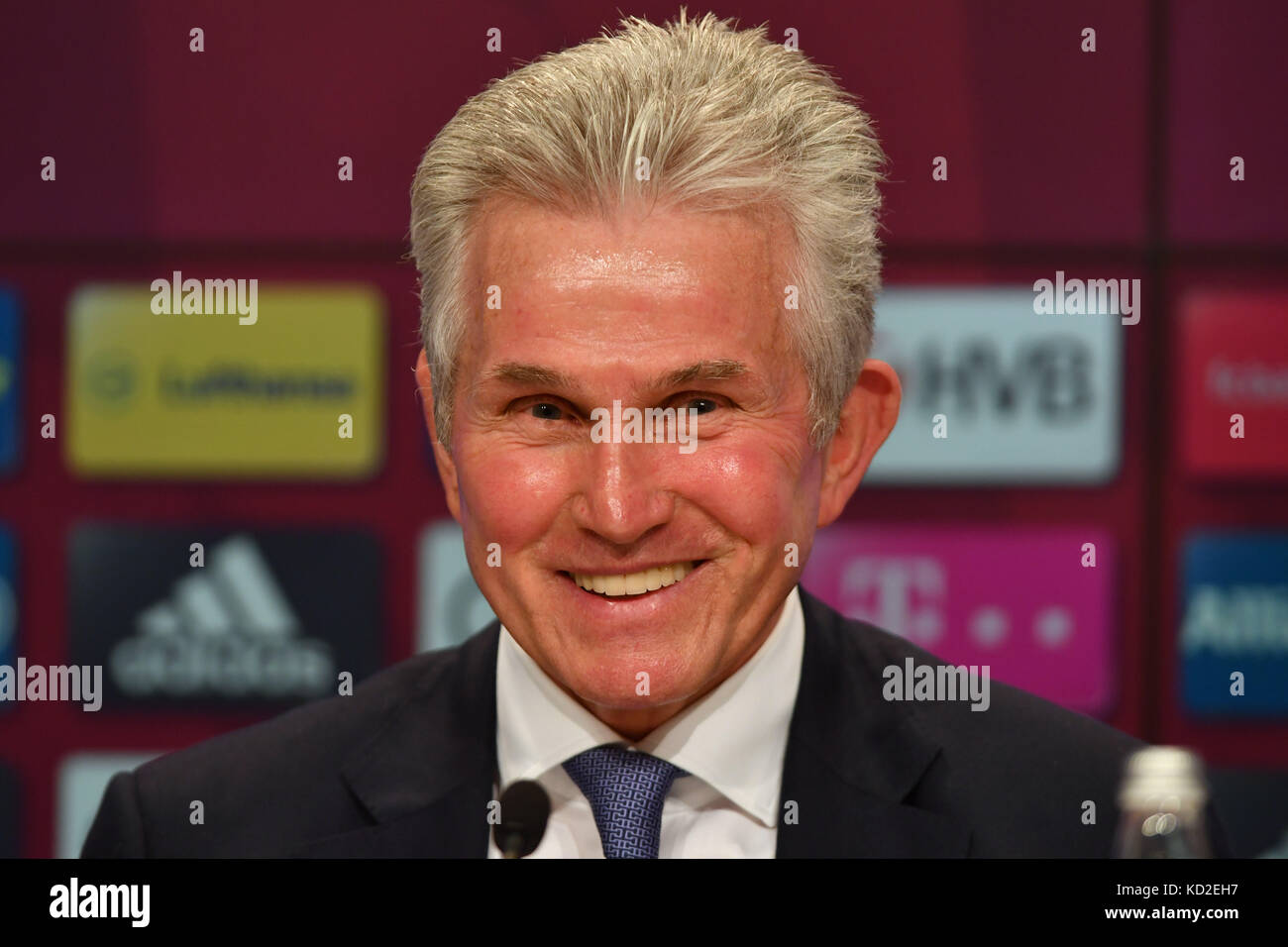 Jupp HEYNCKES (Trainer FC Bayern München), lacht, lacht, lacht, optimistisch, gutgelaunt, Einzelbild, angeschnittenes Einzelmotiv, Portraet, Portrait, Portrat. Offizielle Vorstellung Jupp HEYNCKES (Trainer FC Bayern München) in der Allianz Arena. Fußball 1.Bundesliga, 1.Liga, am 09.10.2017. © Sven Simon Fotoagentur GmbH & Co. Pressefoto KG # Prinzess-Luise-Str.. 41 # 45479 M u e l h e i m/R u h r # Tel. 0208/9413250 # Fax. 0208/9413260 # GLS Bank # BLZ 430 609 67 # Kto. 4030 025 100 # IBAN DE75 4306 0967 4030 0251 00 # BIC GENODEM1GLS # www.svensimon.net Training FC Bayern München, Trainings Stockfoto