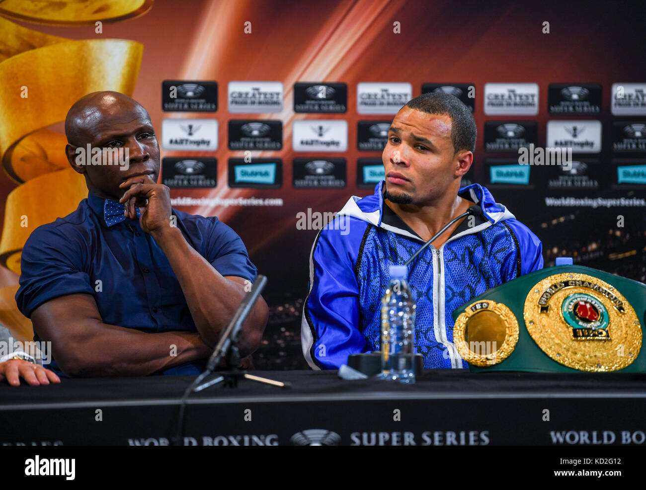 Stuttgart, Deutschland. Oktober 2017. Boxer im Ruhestand Chris Eubank (l) sitzt mit seinem Sohn Chris Eubank Jr. (r) nach dessen Kampf in der Hanns-Martin-Schleyer-Halle in Stuttgart, 7. Oktober 2017. Quelle: Sebastian Gollnow/dpa/Alamy Live News Stockfoto