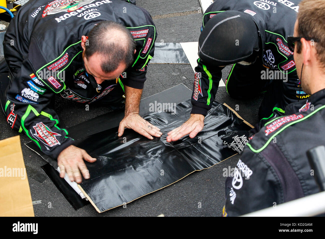 Charlotte, NC, USA. 8. Oktober 2017. Die Crew für Kyle Busch arbeiten an einem Patch für den Schaden an seinem Auto in der Bank von Amerika 500 bei Charlotte Motor Speedway in Charlotte, NC. (Scott Kinser/Cal Sport Media) Credit: Csm/Alamy leben Nachrichten Stockfoto