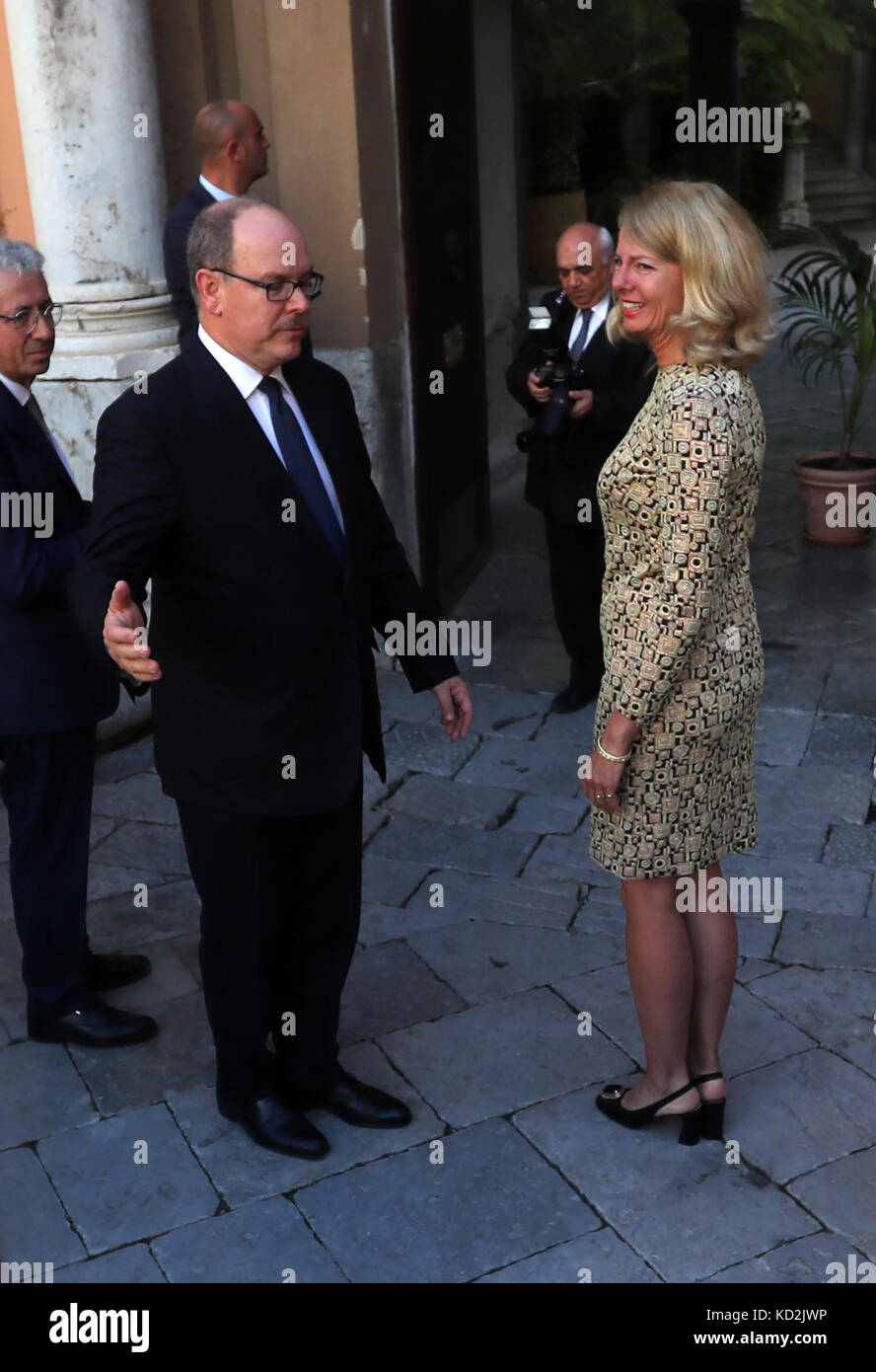 Prinz Albert von Monaco in Palermo für den Grad honoris causa, rund um die Stadt. Im Bild Fürst Albert II. von Monaco in Palermo zu Fuß durch die Straßen der Altstadt, im Palazzo gangi. 09/10/2017, Palermo, Italien Stockfoto