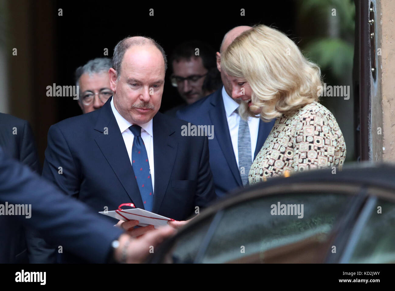 Prinz Albert von Monaco in Palermo für den Grad honoris causa, rund um die Stadt. Im Bild Fürst Albert II. von Monaco in Palermo zu Fuß durch die Straßen der Altstadt, im Palazzo gangi. 09/10/2017, Palermo, Italien Stockfoto